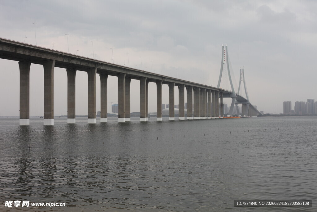 跨海大桥横跨浩渺水面