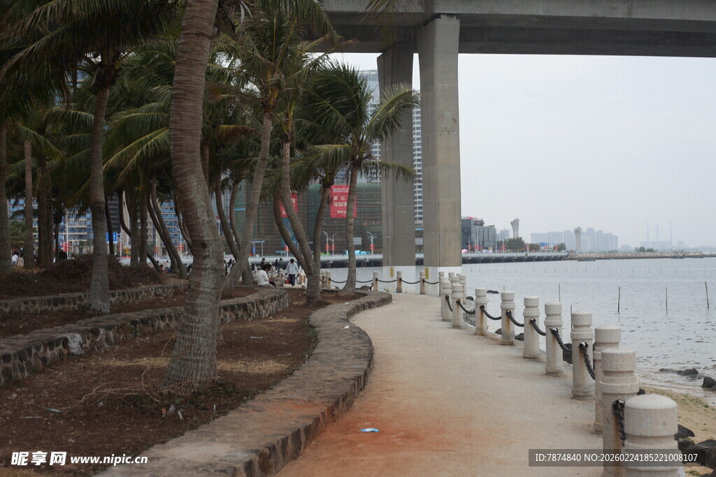 河畔步道与高架桥景观