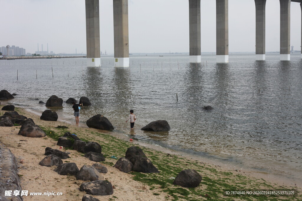 海边大桥下的休闲场景