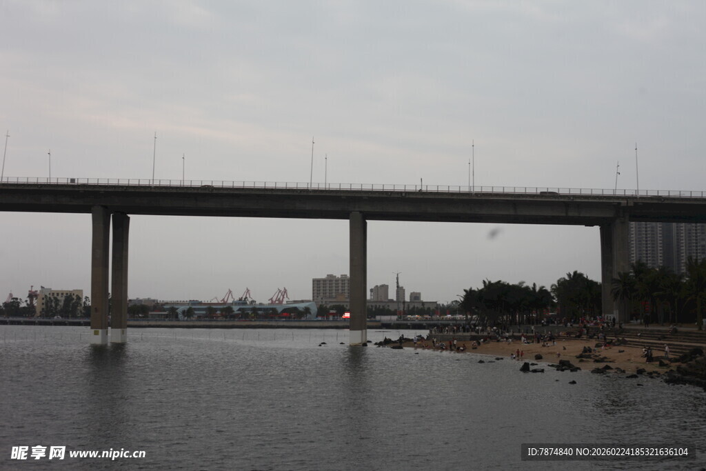 河畔高架桥风景