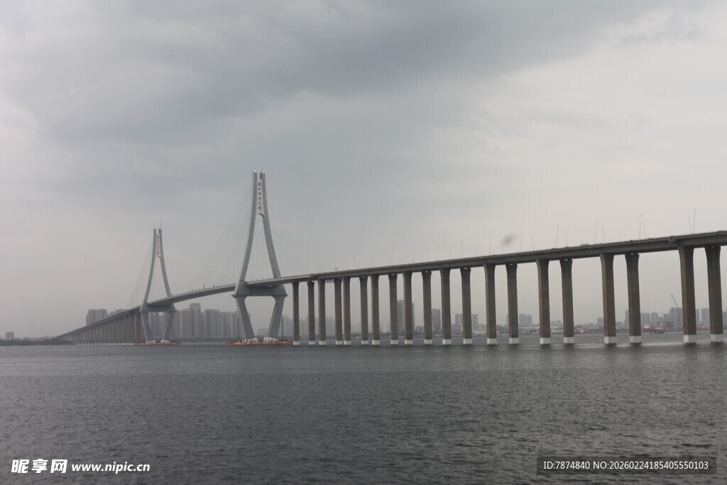 跨海大桥横跨海面