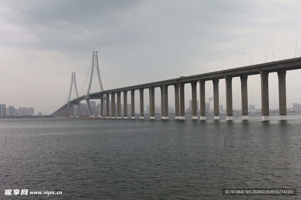 跨海大桥横跨广阔海面