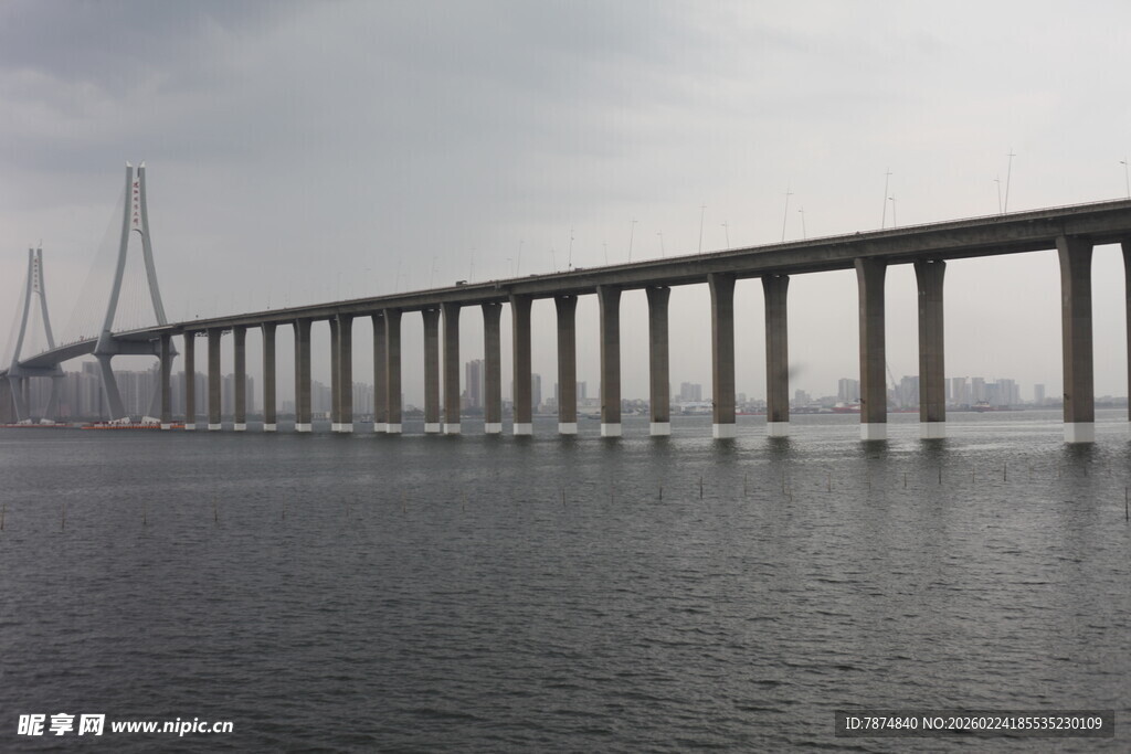 跨海大桥横跨广阔海面