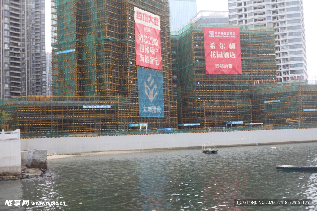 河畔在建高楼景观