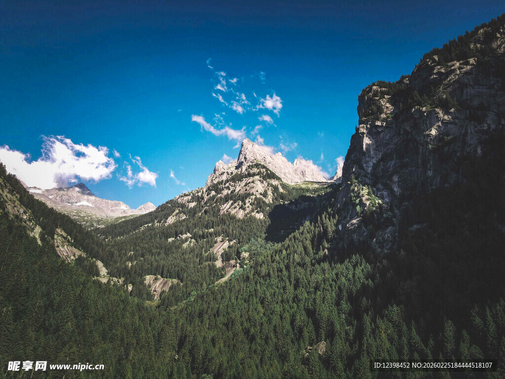 高山森林间的壮丽蓝天