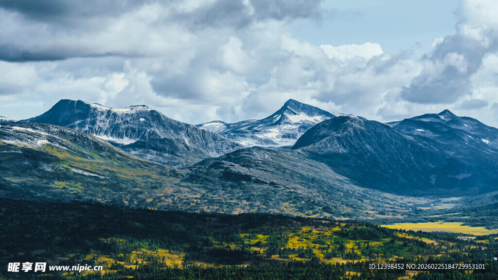 壮丽山峦下的多彩景观