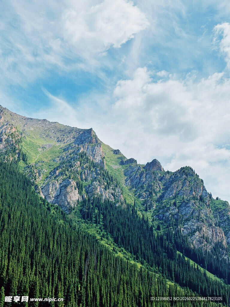 青山翠谷下的壮美山峰