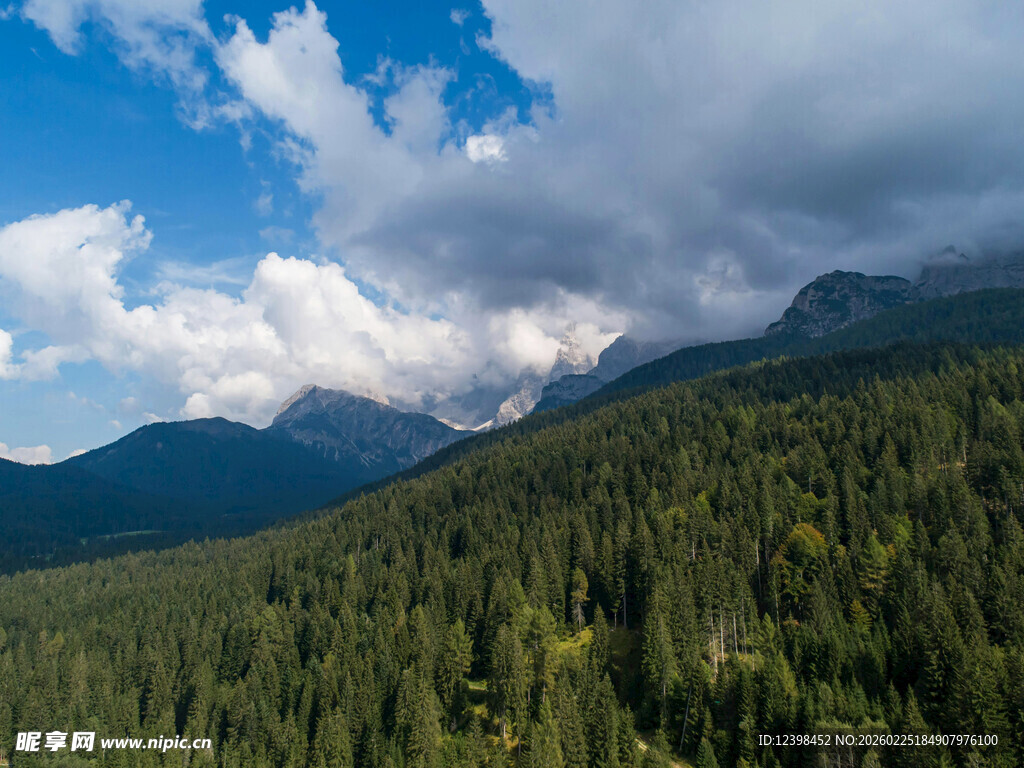 山林云海壮丽自然景观