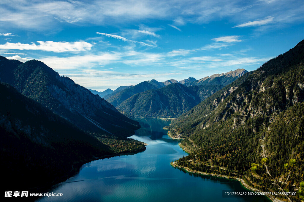 壮丽山水间的湖光山色