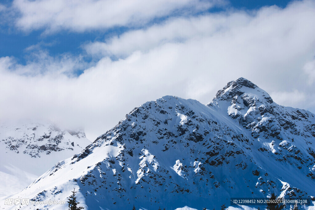 巍峨雪山