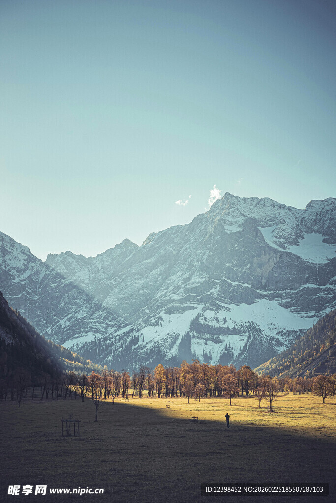 雪山下的开阔原野风光