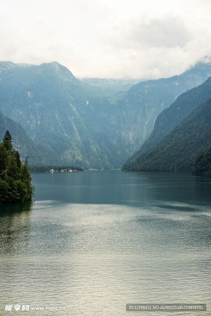 宁静山水间的秀丽湖景