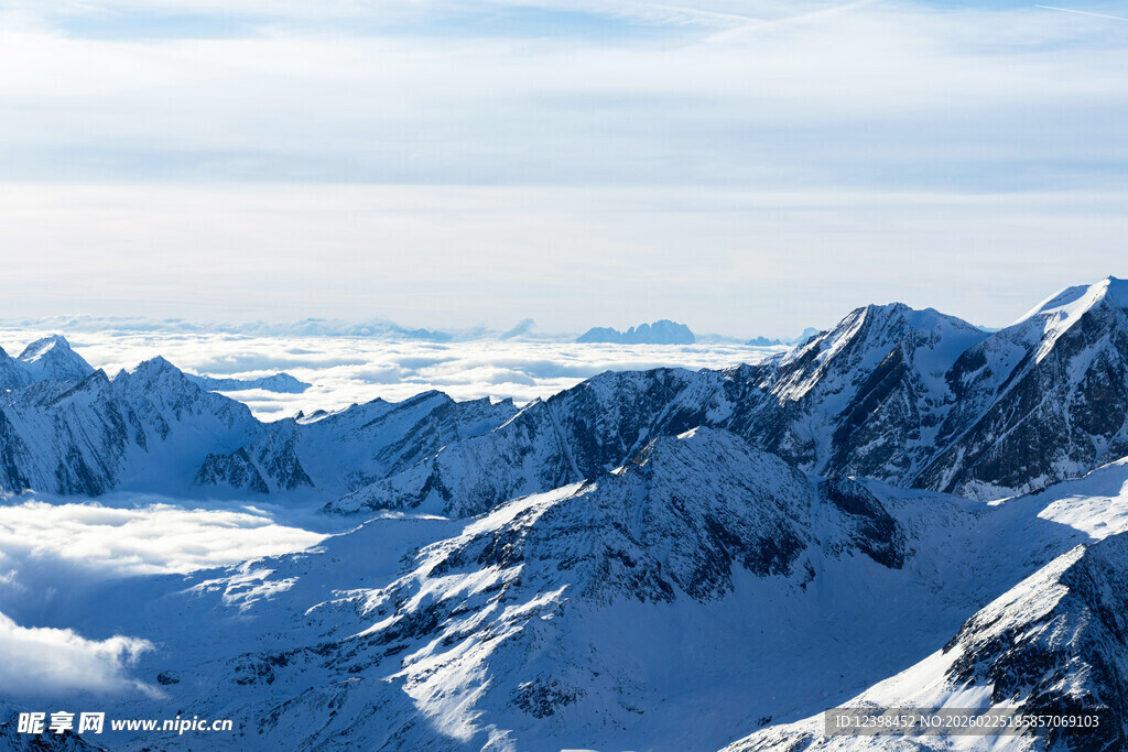 壮丽雪山云海景观