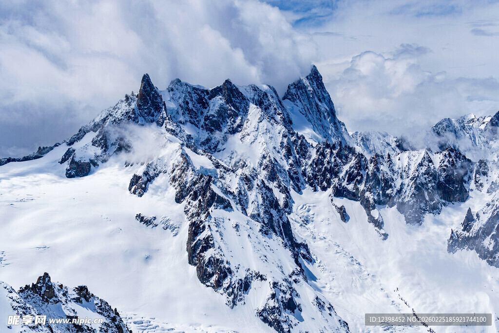 壮丽雪山景观