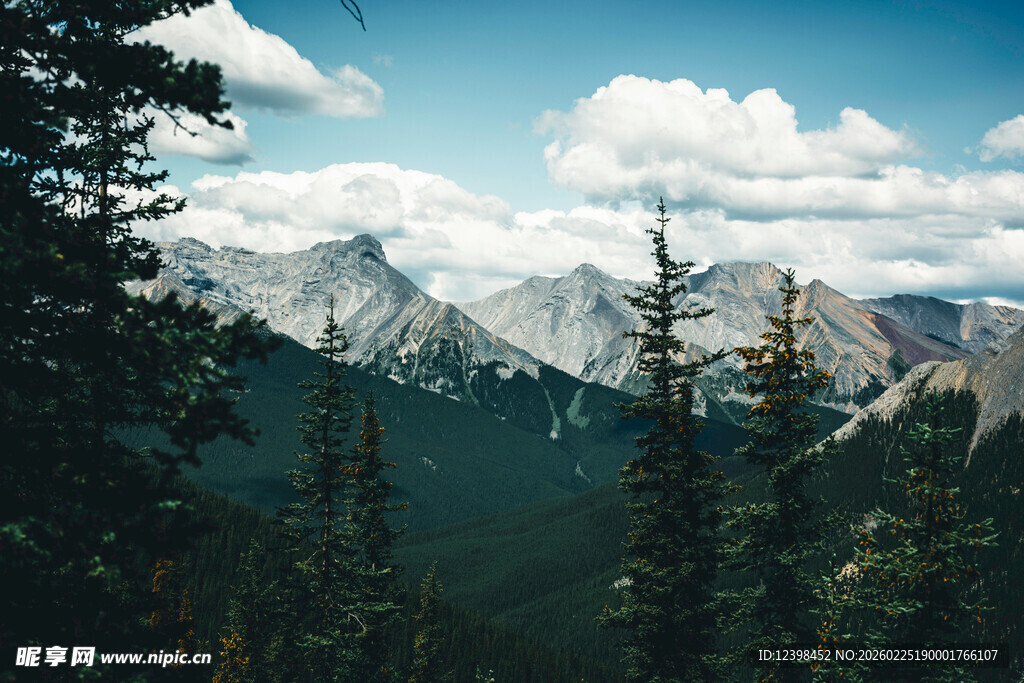 山林间的壮丽山脉景观