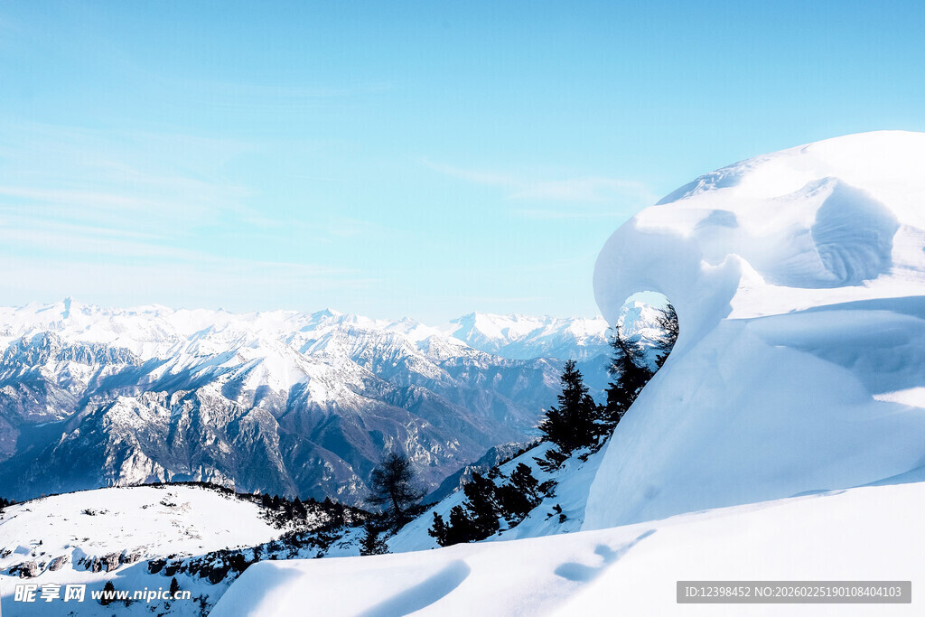 雪山壮丽景致