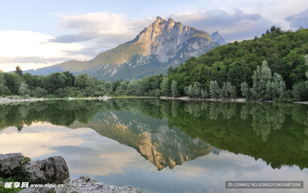 湖畔青山倒影绝美风光