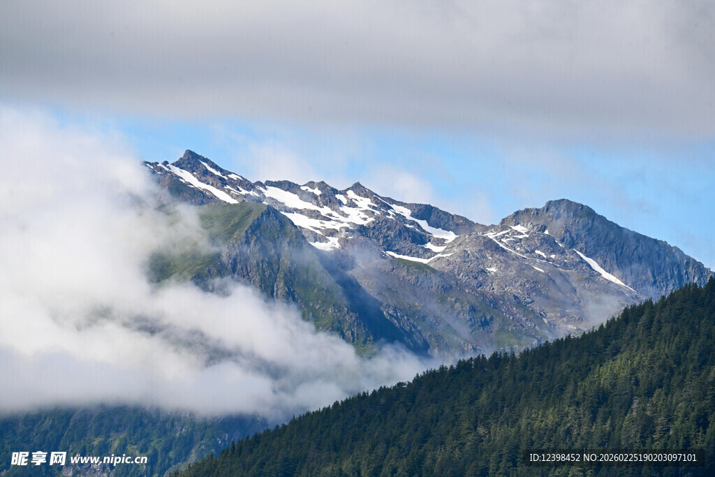 云雾缭绕的壮丽雪山景色