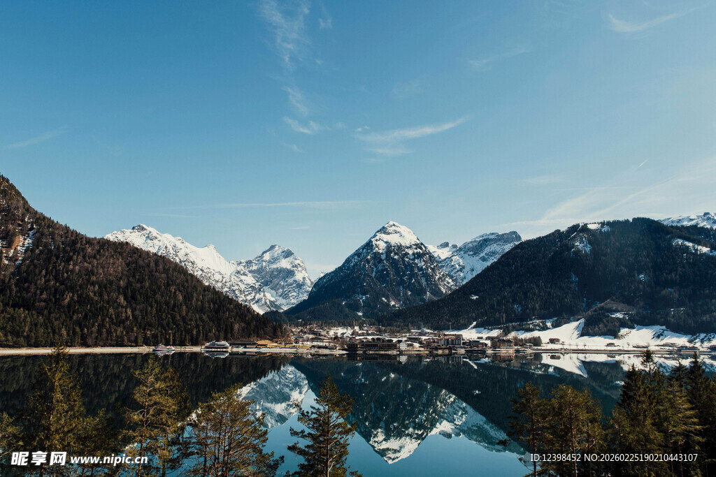 雪山湖泊的静谧自然美景