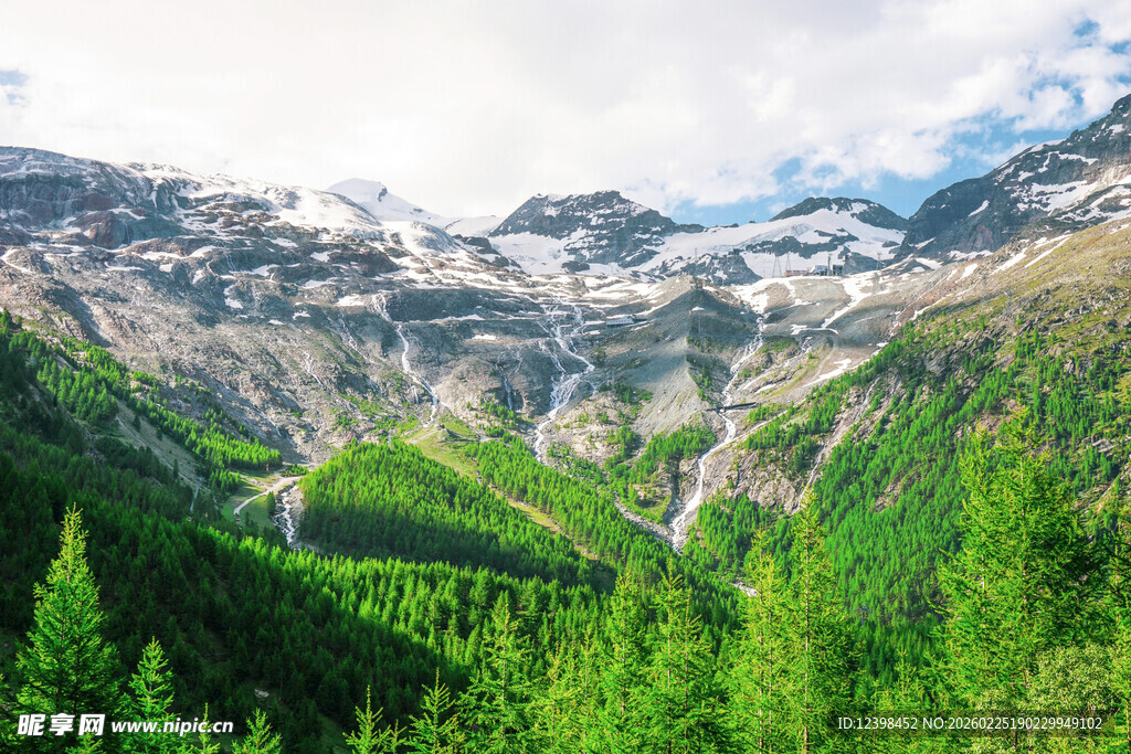 山间绿野与远处雪山美景
