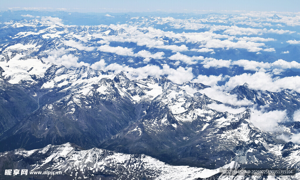 俯瞰壮丽雪山景观