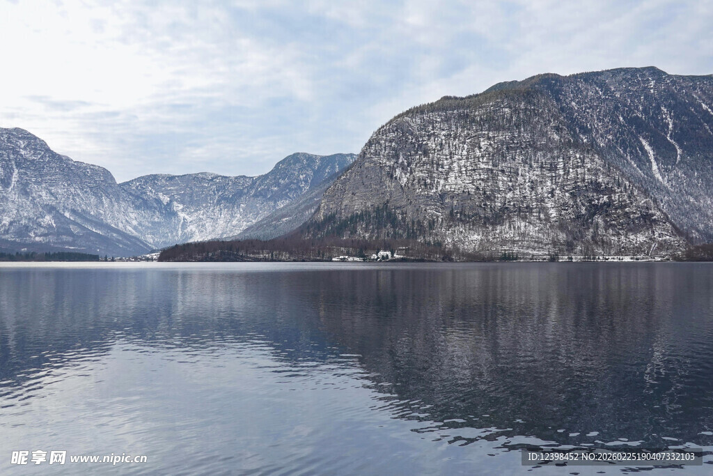 宁静湖景与巍峨雪山相映