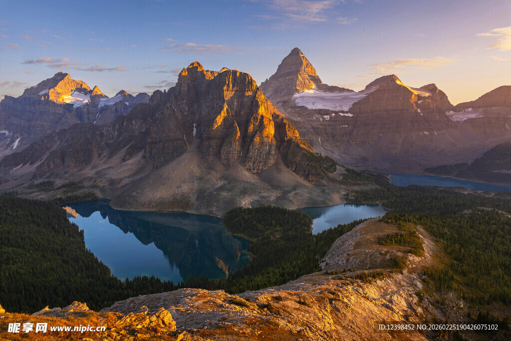 壮丽山景与静谧湖泊风光