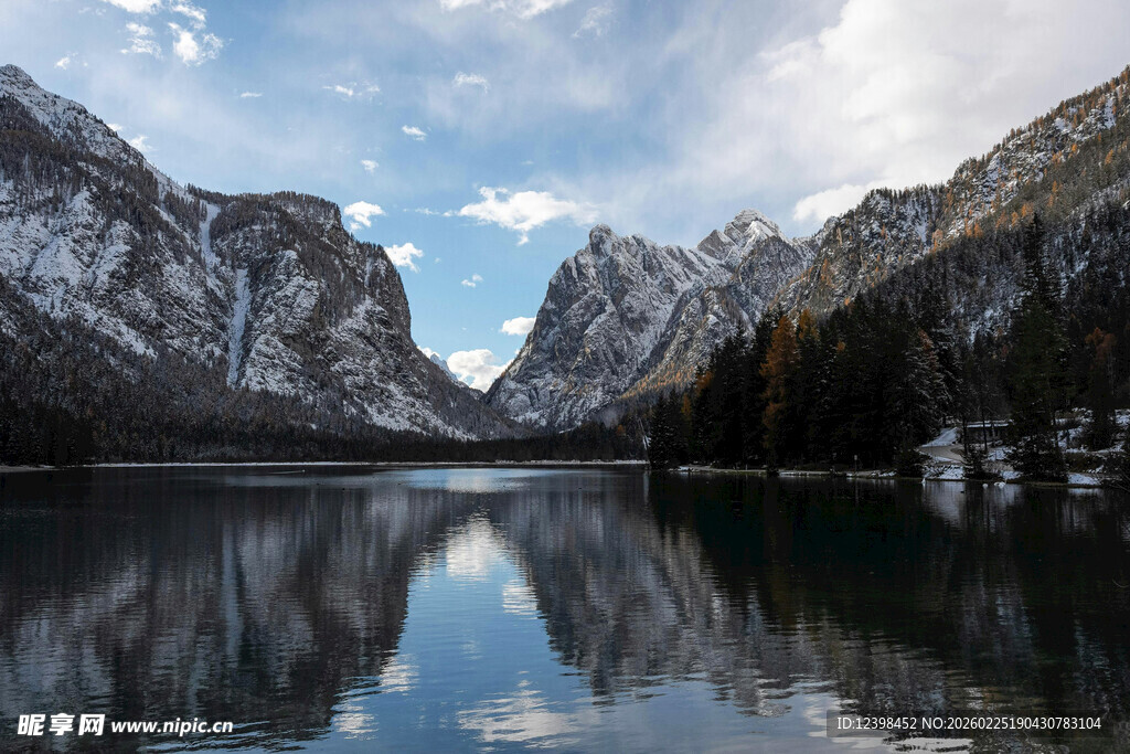 雪山湖泊的静谧风光