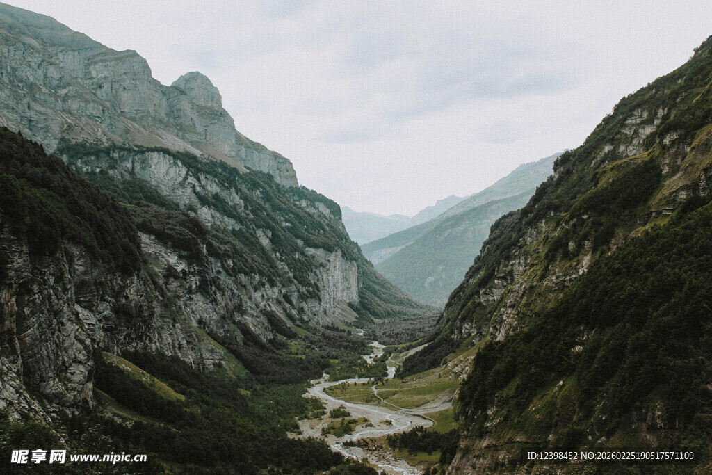 山间河谷壮丽自然景观