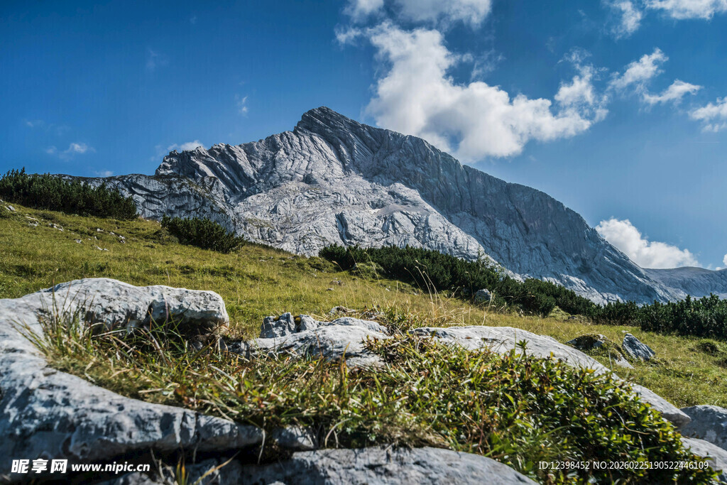 高山绿野间的壮丽自然景观