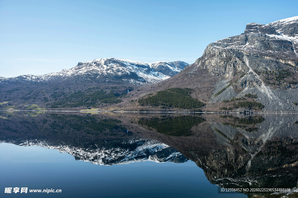 宁静山水倒影美景