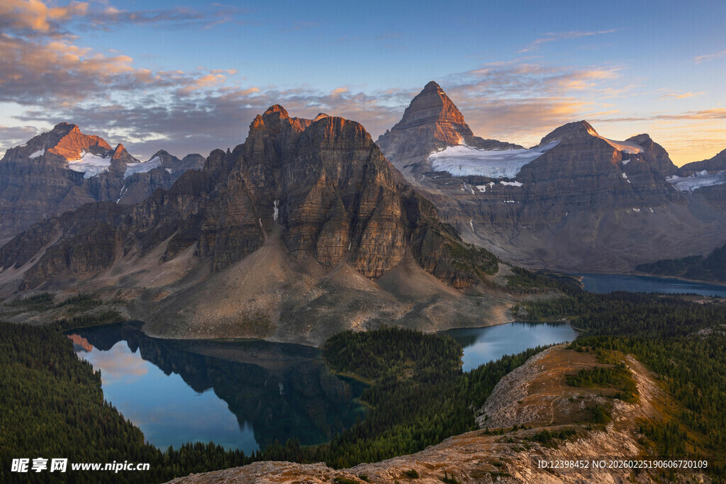 壮丽山景与静谧湖泊