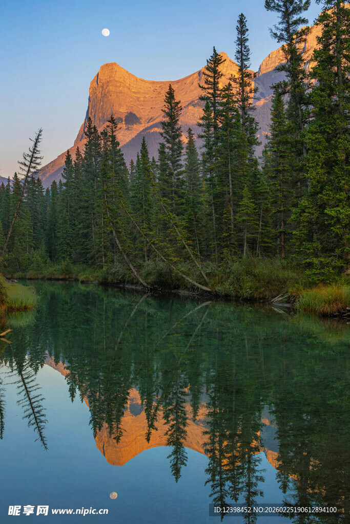 山间湖畔壮丽日出美景