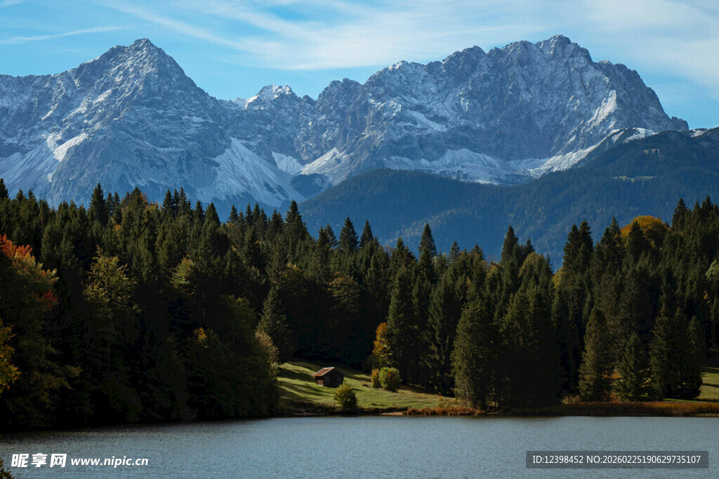 湖畔山林间的壮丽雪山