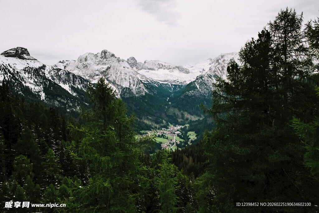 山林间的雪山壮丽景致