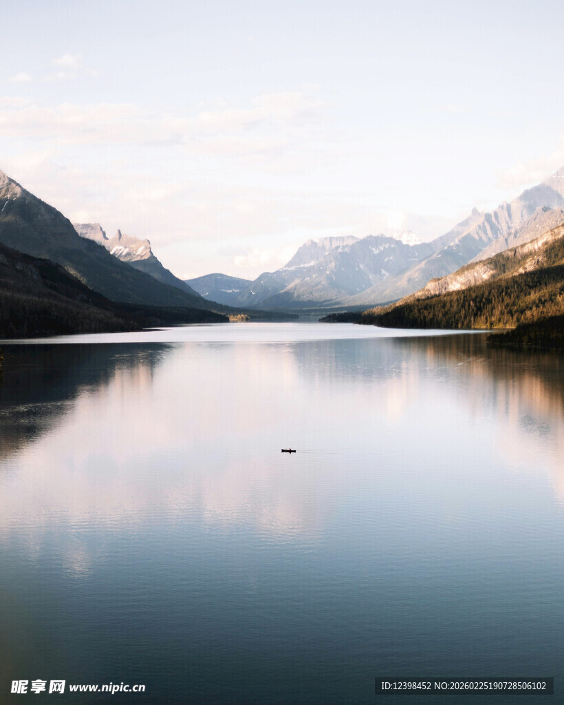 宁静山水间的澄澈湖泊