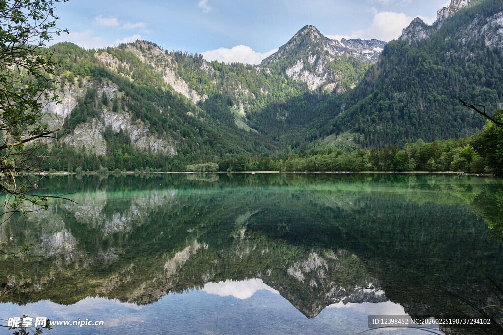 湖光山色的静谧山水景致