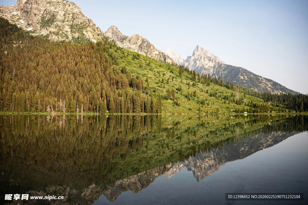 山间湖泊美景倒影