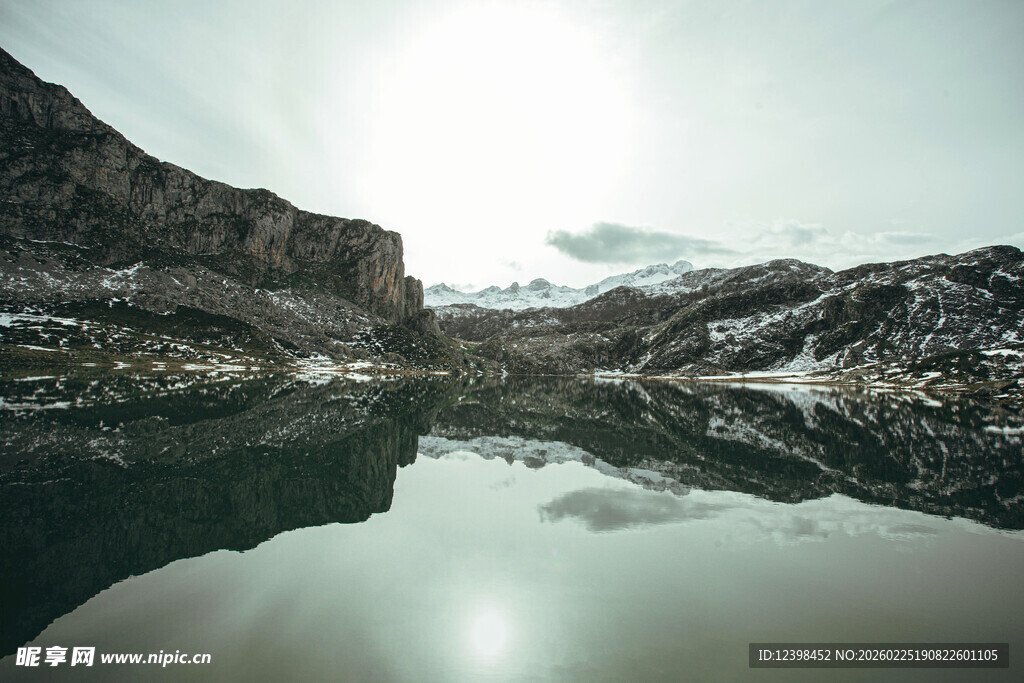 宁静山水倒影美景