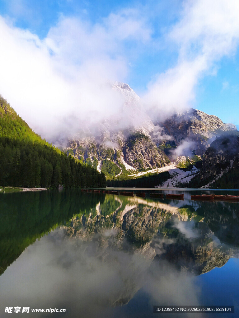 山间湖水美景倒影如画