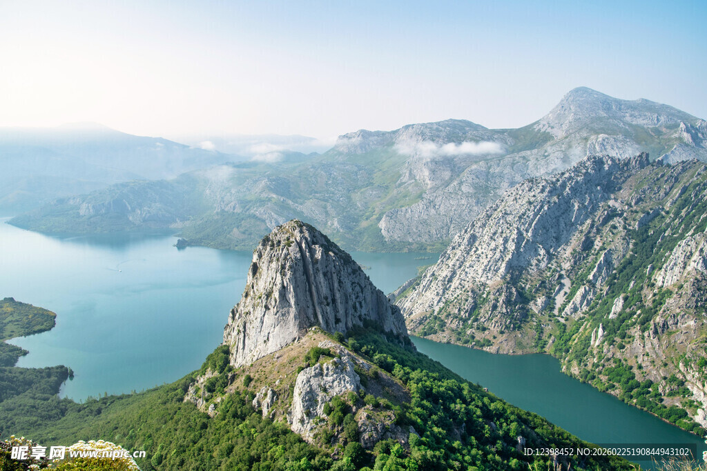 壮丽山景与静谧湖水景观