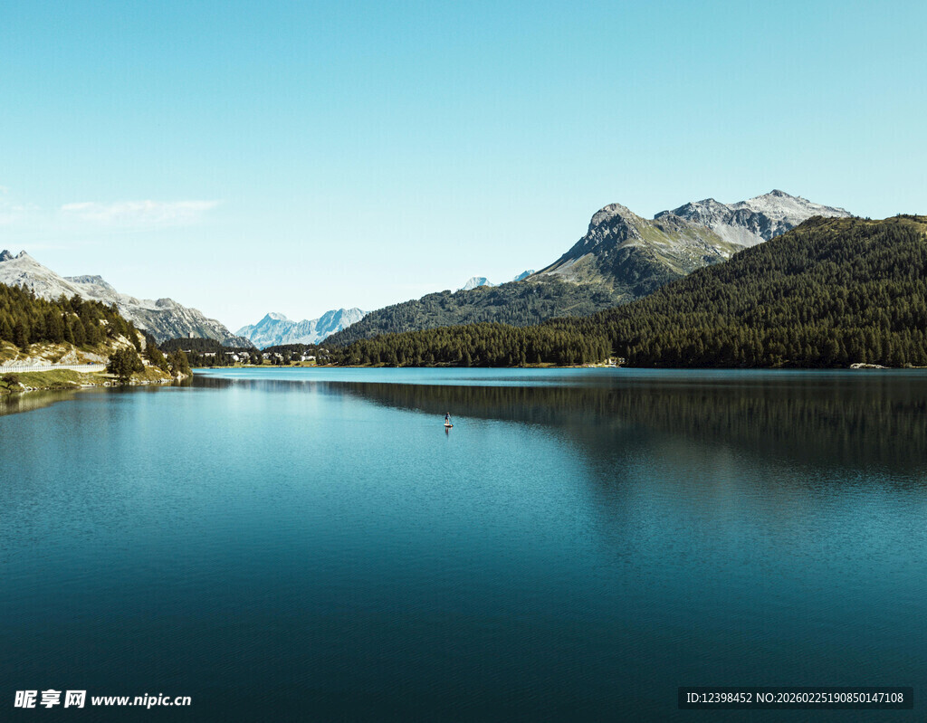 宁静湖景与远处山峦