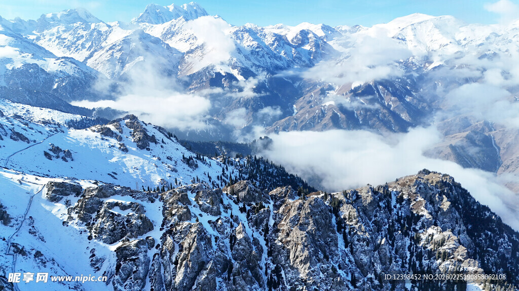 雪山云海壮丽自然景观