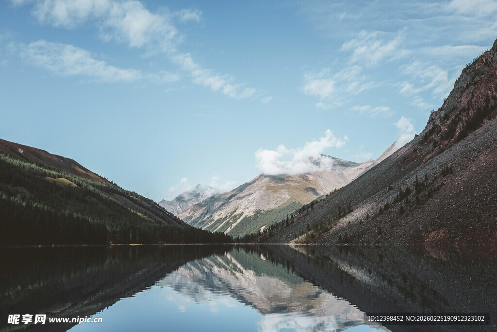 山间静美湖泊风景如画