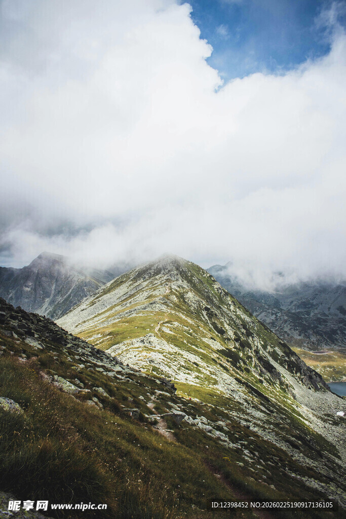 壮丽山景云雾缭绕