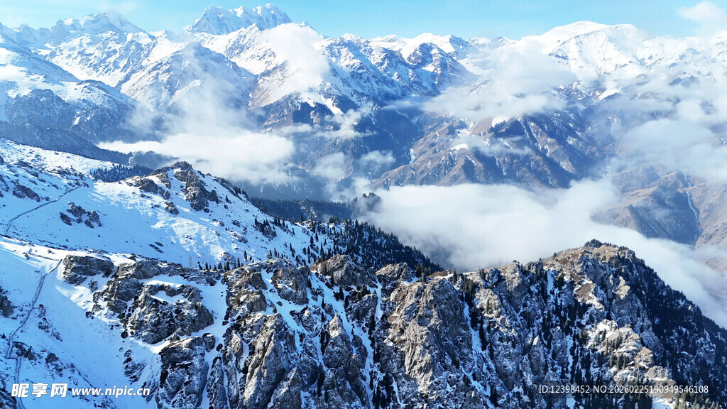 壮丽雪山云海景观