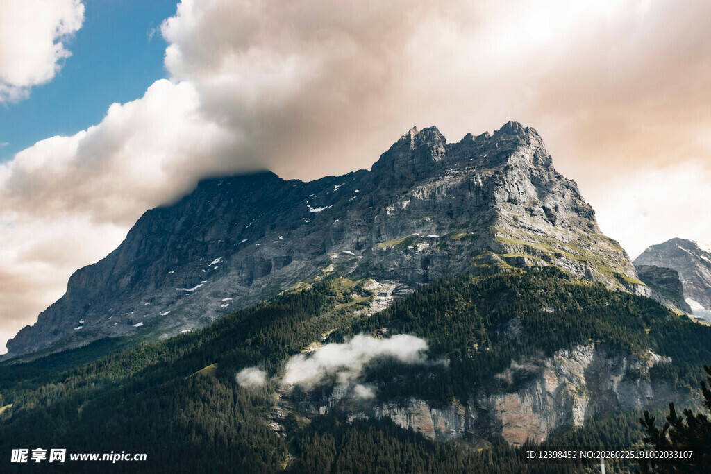 巍峨高山云雾缭绕之景