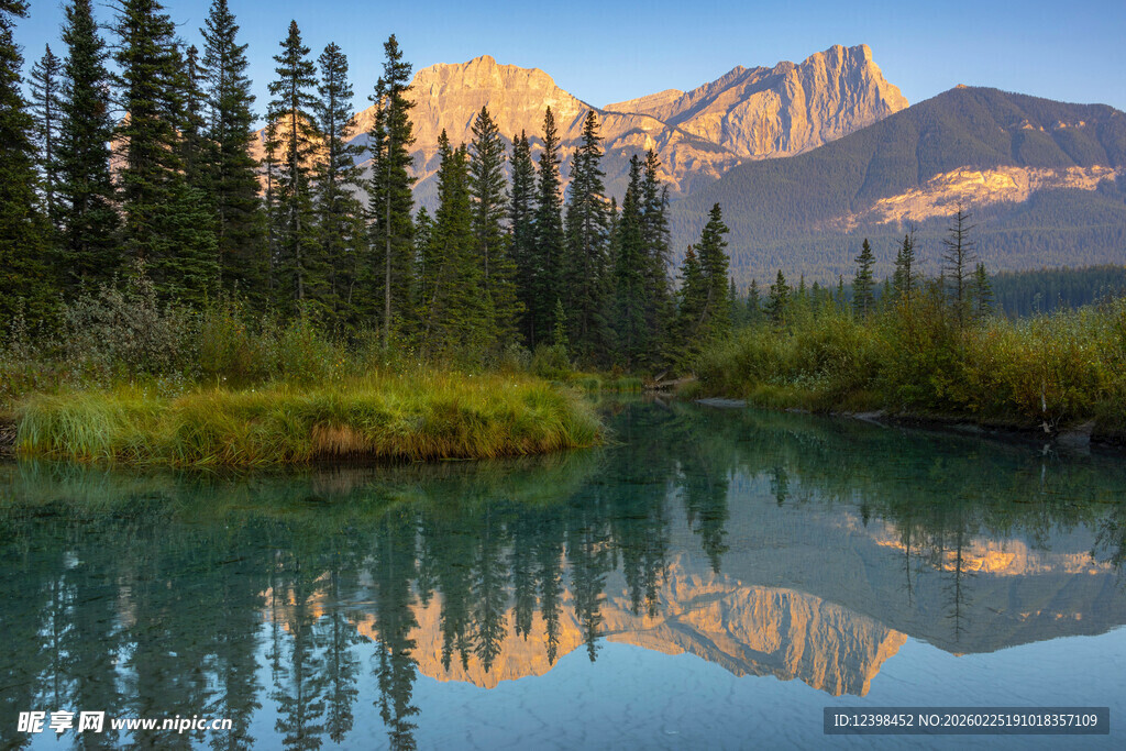 湖畔山林间的壮丽山景