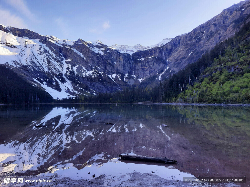 雪山湖泊美景倒映