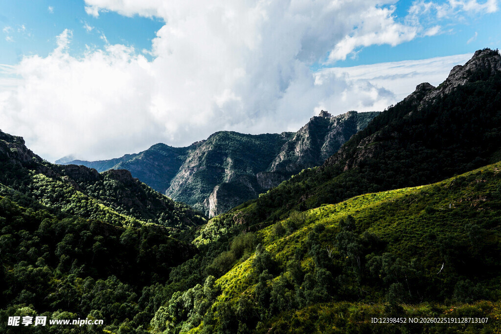 青山云海间的壮美风光